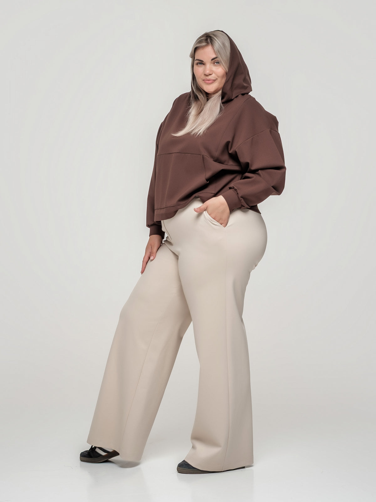 Brown hoodie with zipper on the shoulder line