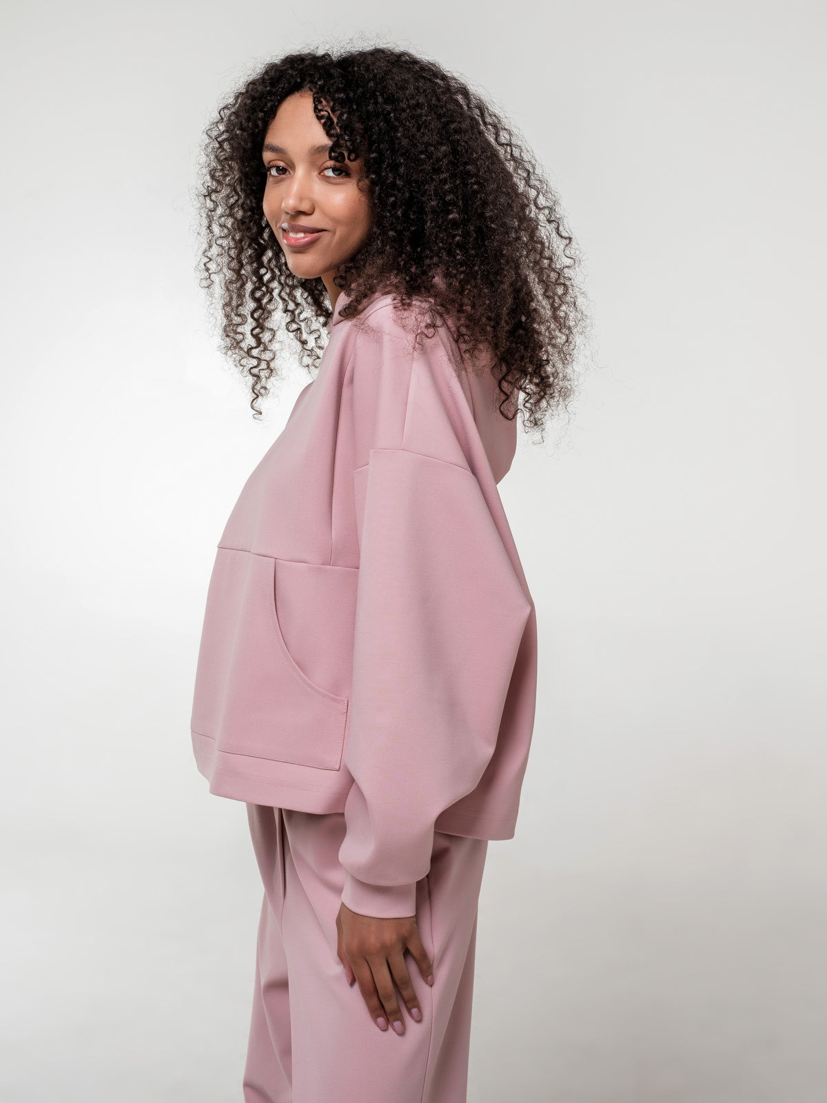 Powder pink hoodie with zipper on the shoulder line