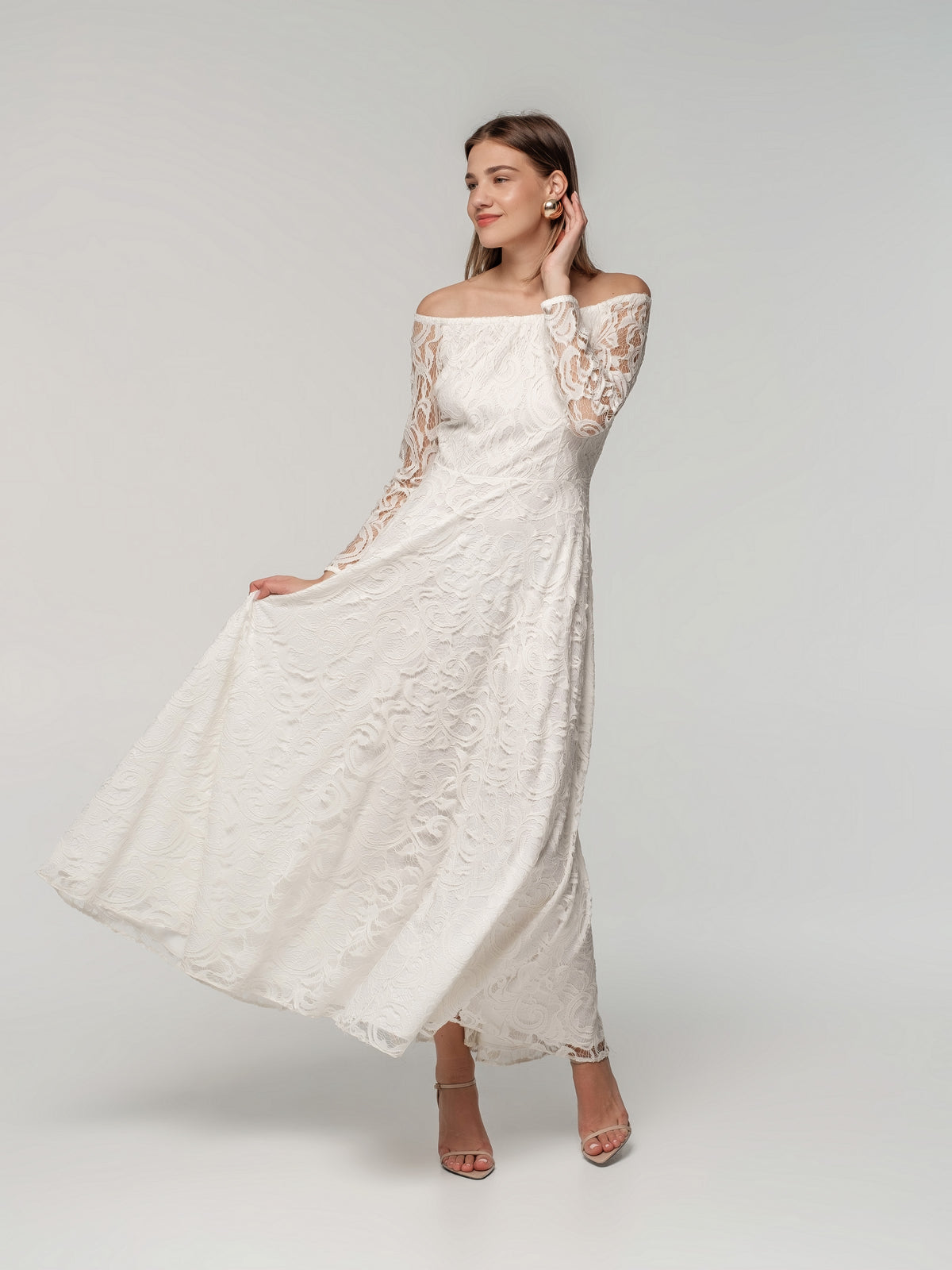 Maxi lace dress with long sleeves