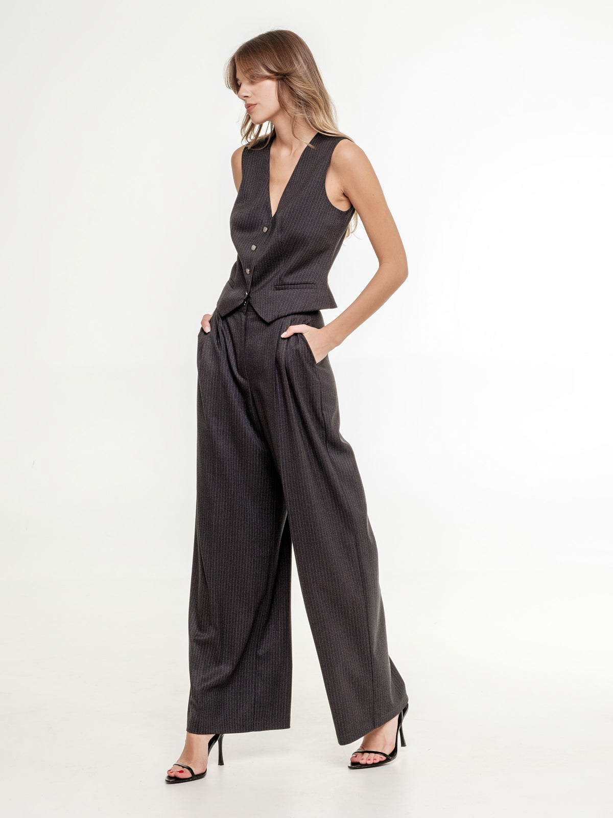 2 piece set dark grey vest and wide trousers view from the side 