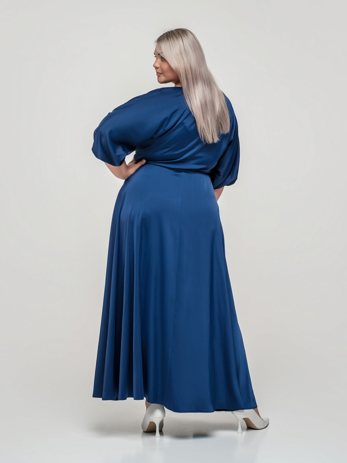 Tumši zila gara kleita ar elastīgu jostasvietu un kimono piedurknēm