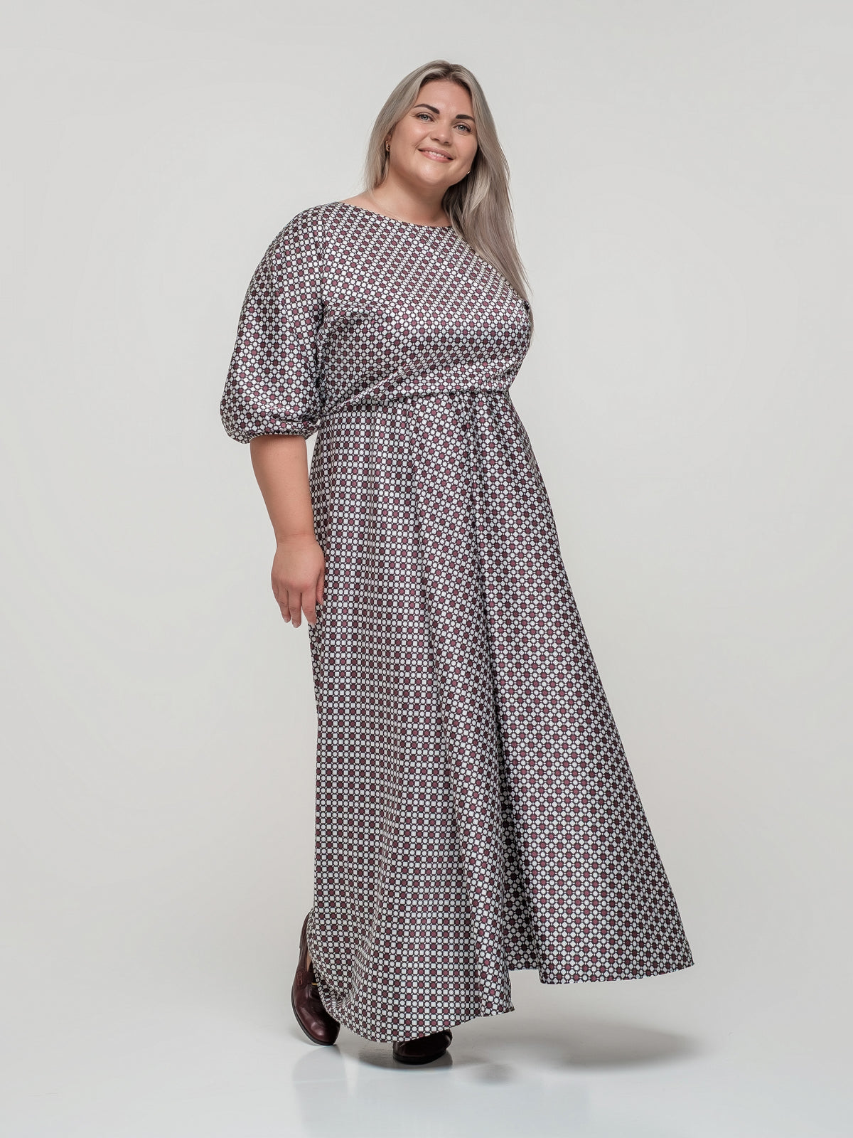 Sievišķīga garā kleita ar kimono piedurknēm