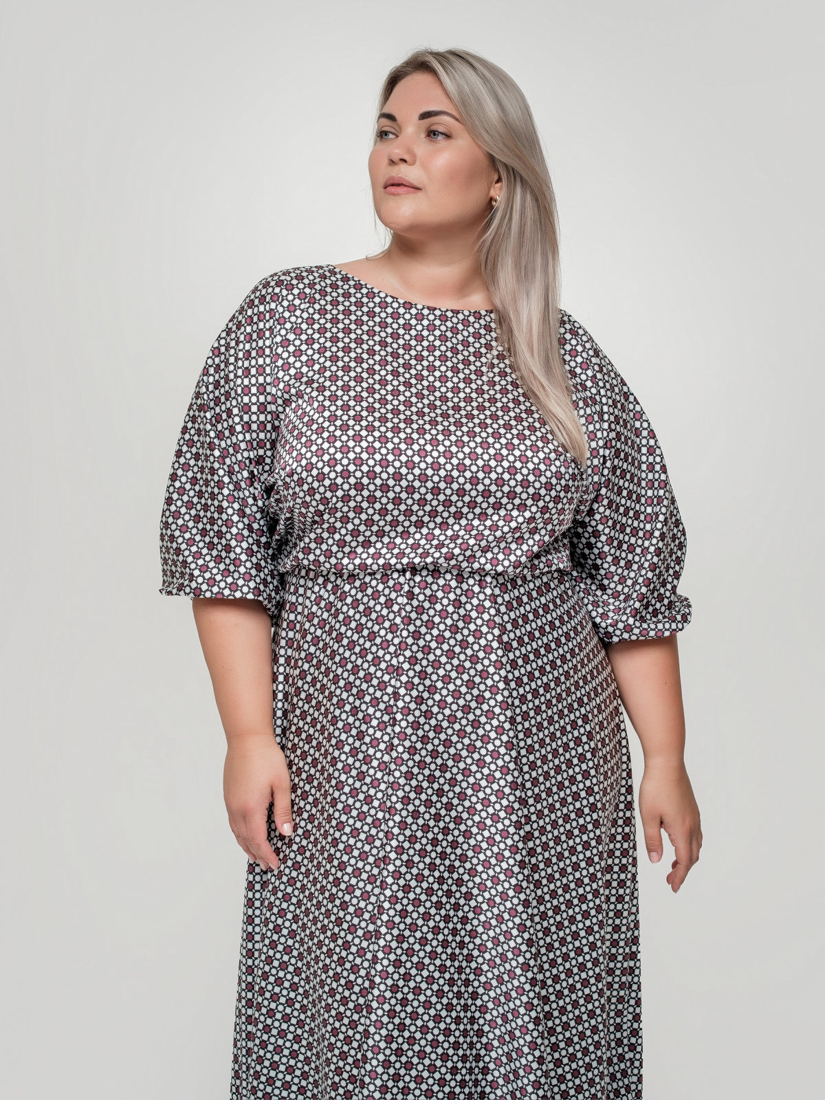 Sievišķīga garā kleita ar kimono piedurknēm