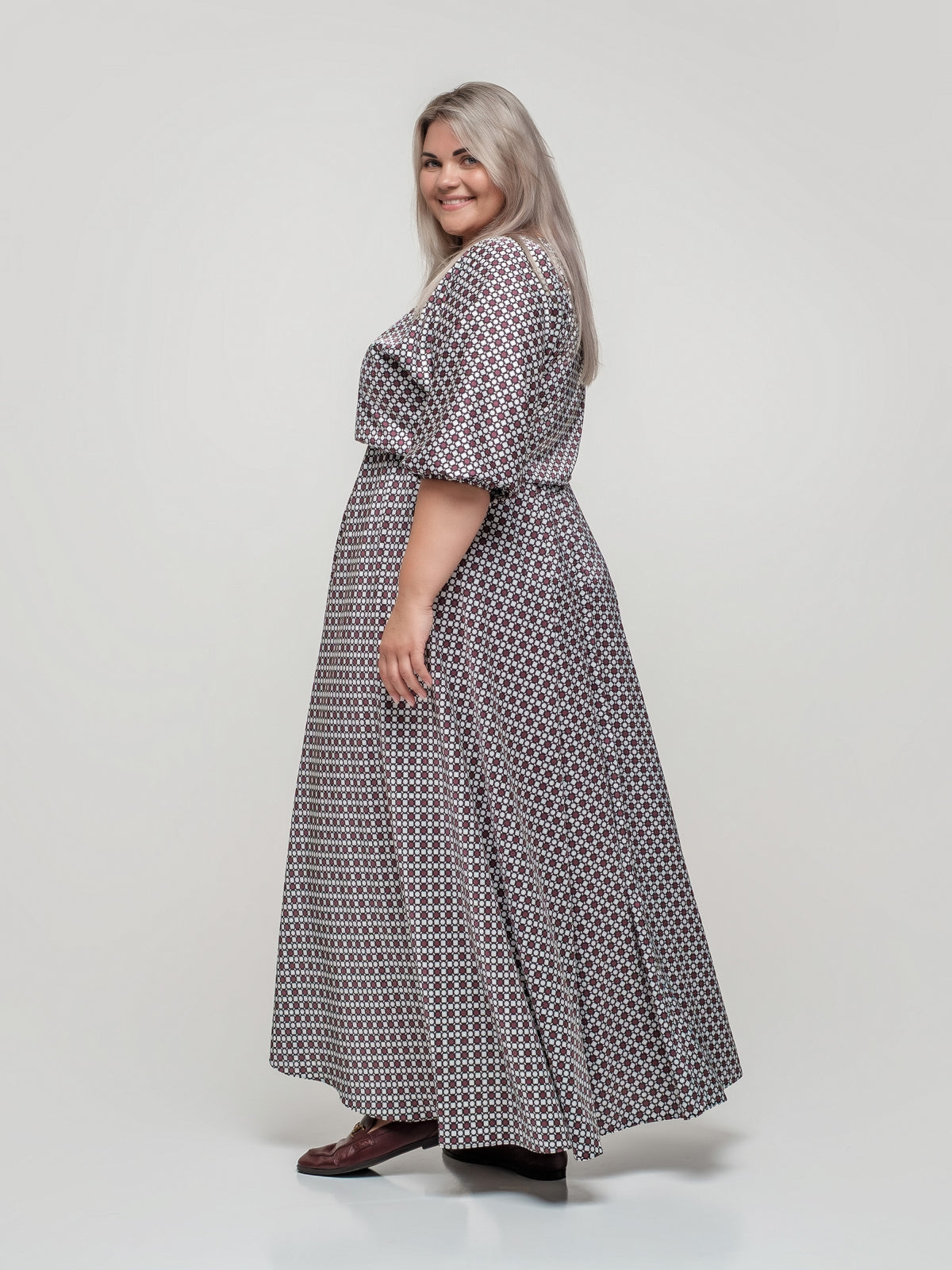 Sievišķīga garā kleita ar kimono piedurknēm