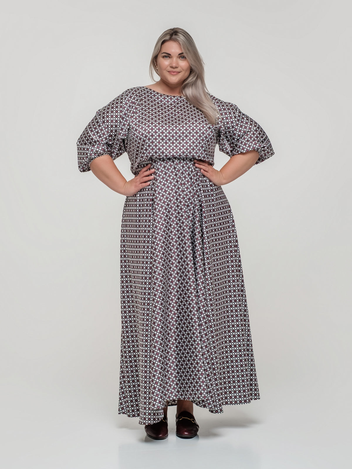 Sievišķīga garā kleita ar kimono piedurknēm