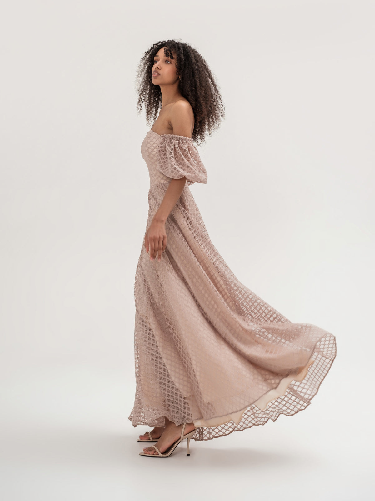 Long checkered lace dress with corset and mini off-shoulder sleeves beige