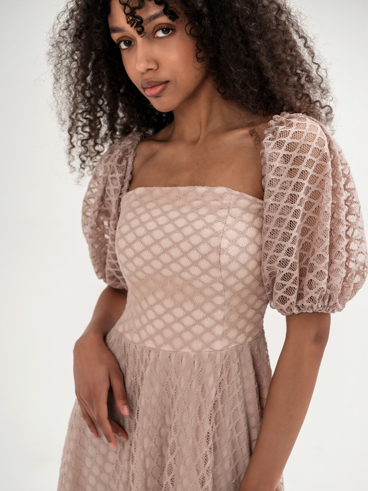 Long checkered lace dress with corset and mini off-shoulder sleeves beige