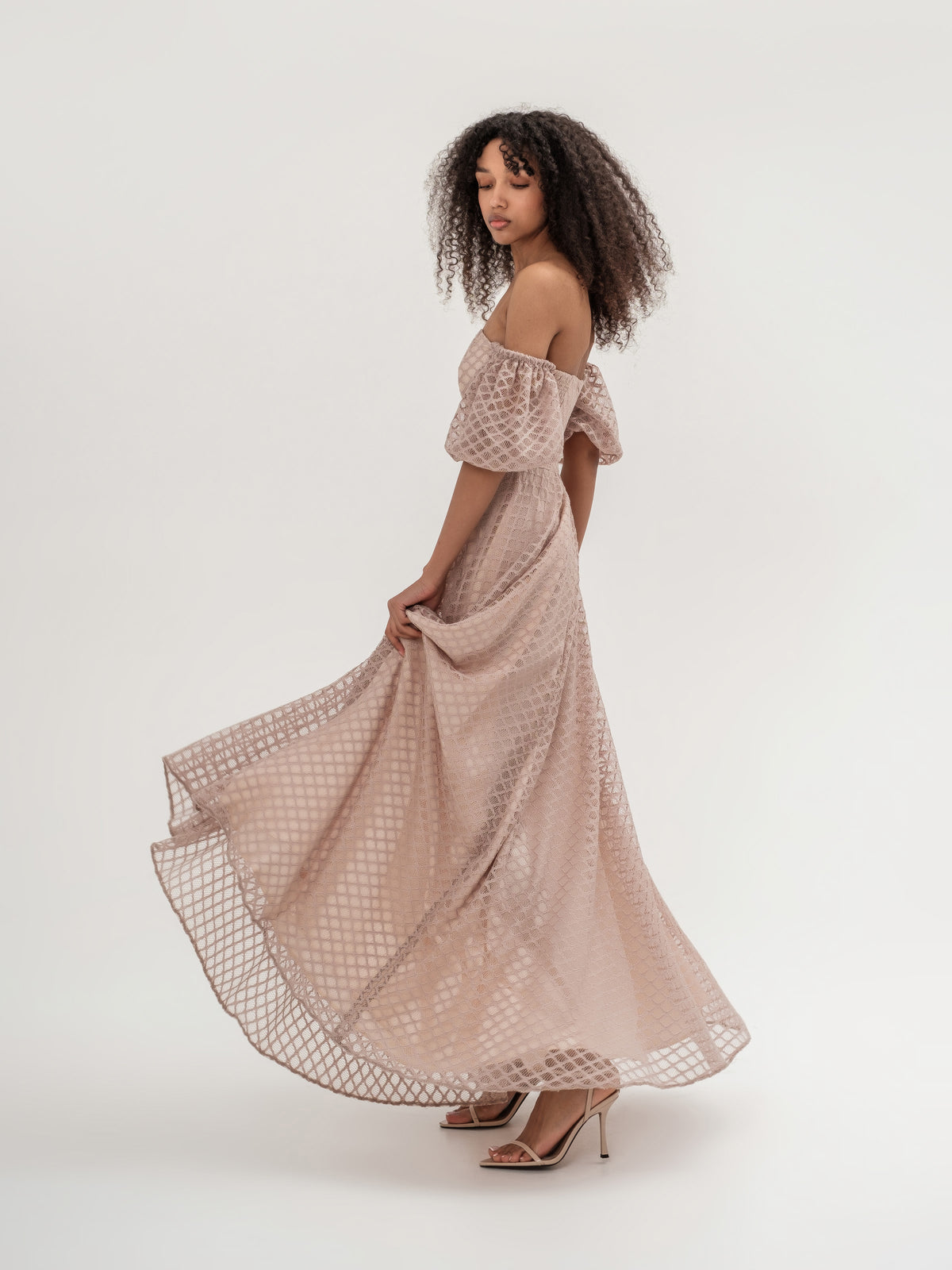 Long checkered lace dress with corset and mini off-shoulder sleeves beige