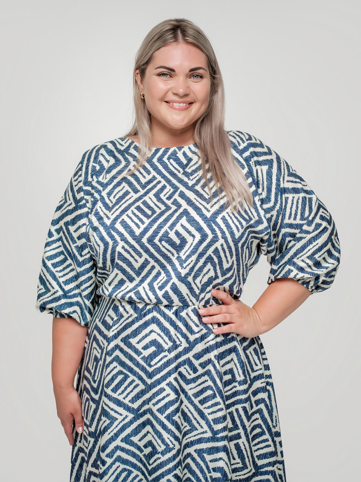 Sievišķīga garā kleita ar kimono piedurknēm