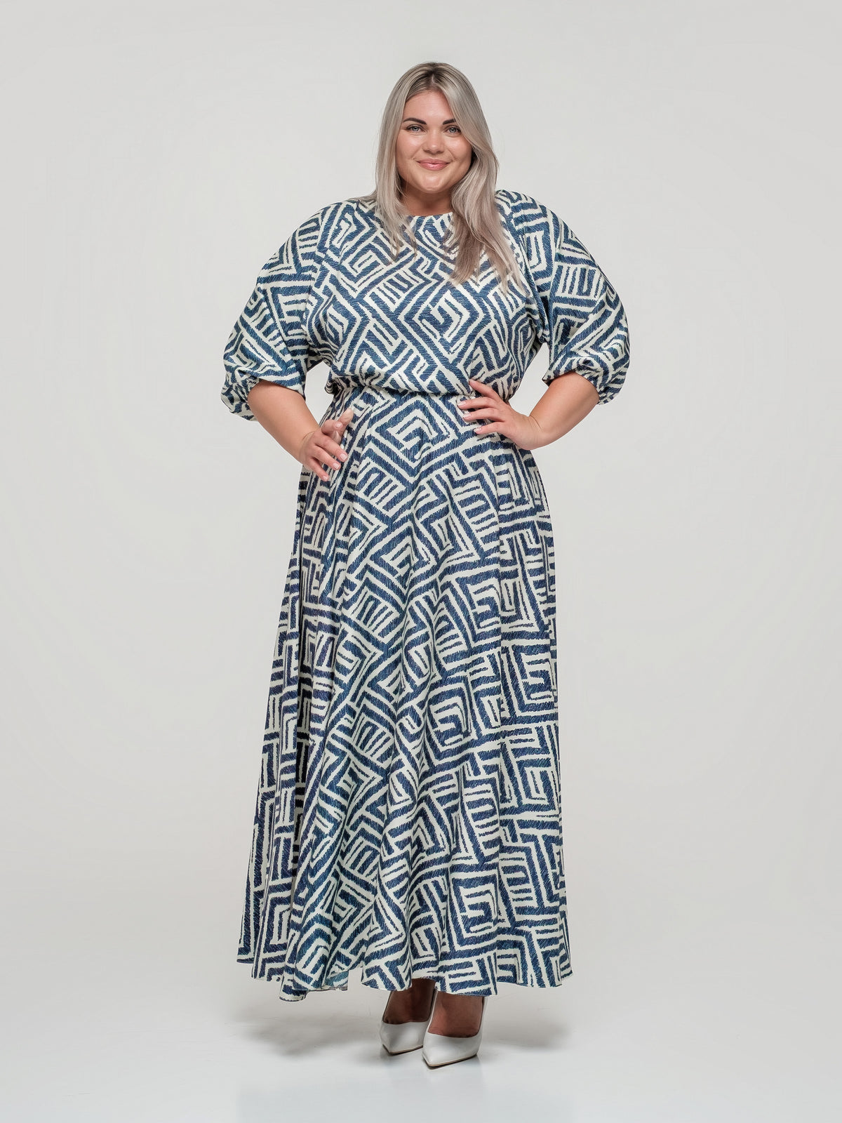 Sievišķīga garā kleita ar kimono piedurknēm