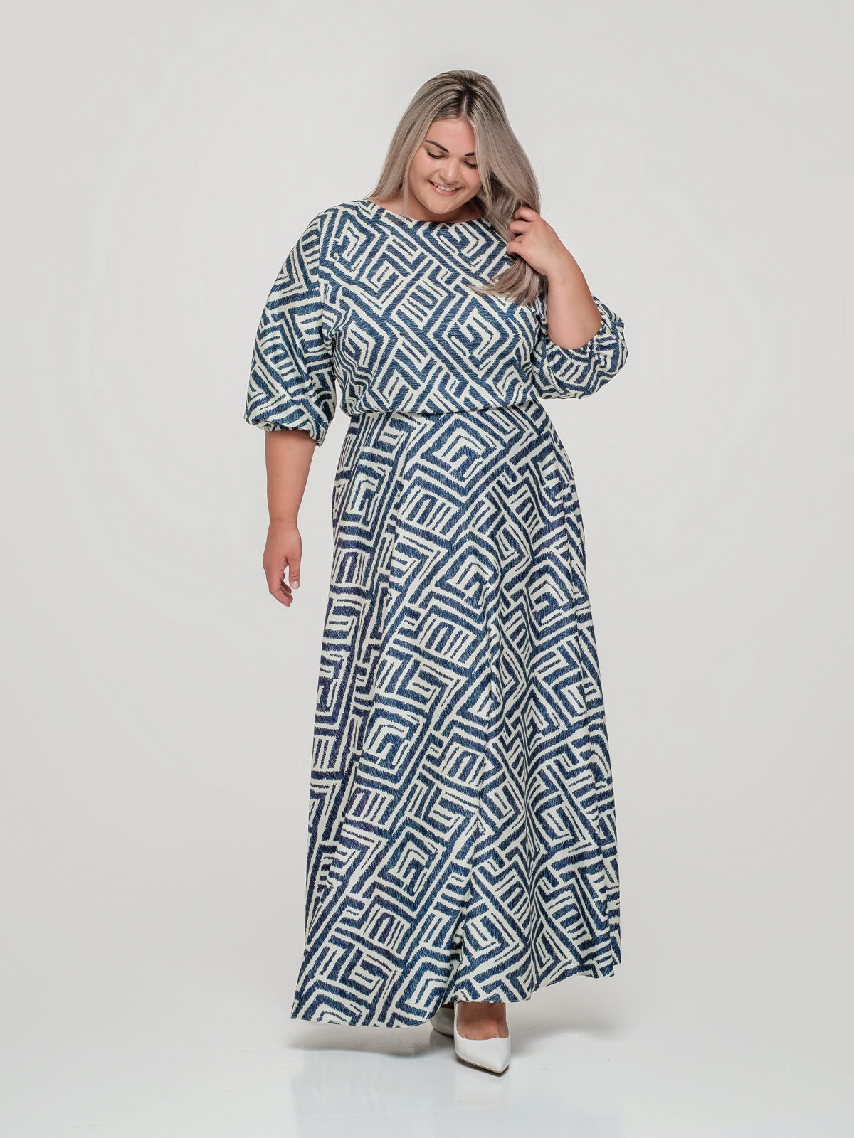 Sievišķīga garā kleita ar kimono piedurknēm