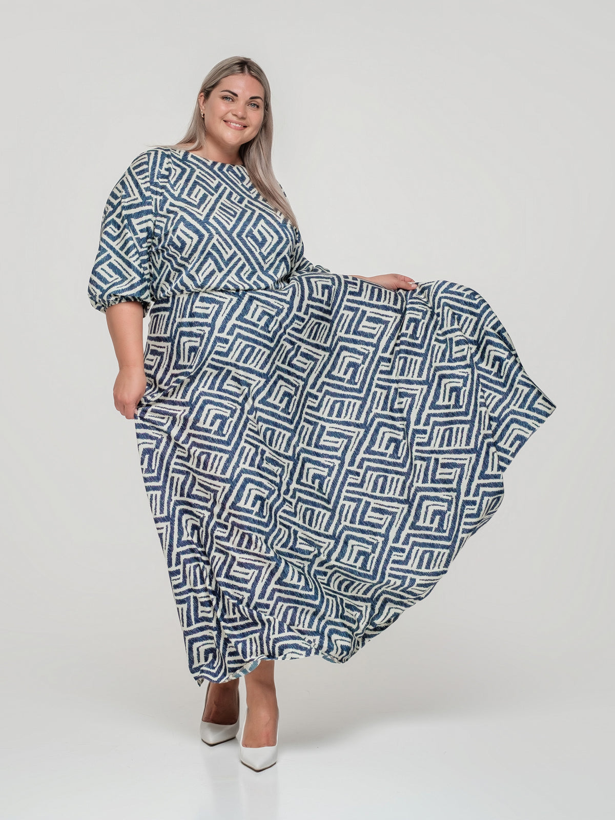 Sievišķīga garā kleita ar kimono piedurknēm