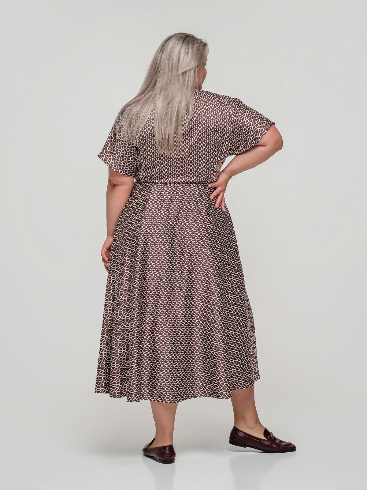 Eleganta midi kleita, brūna ar baltu