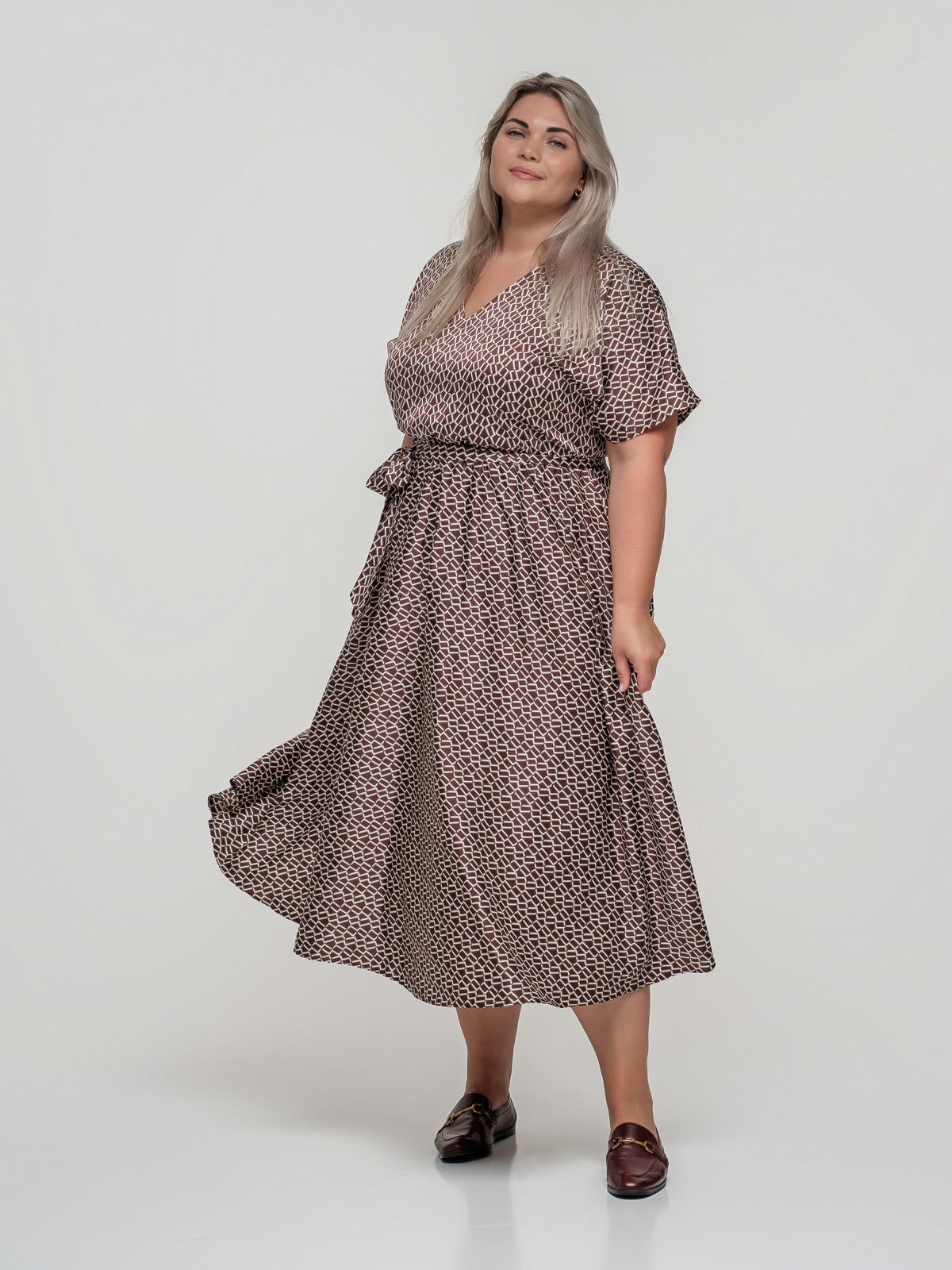 Eleganta midi kleita, brūna ar baltu