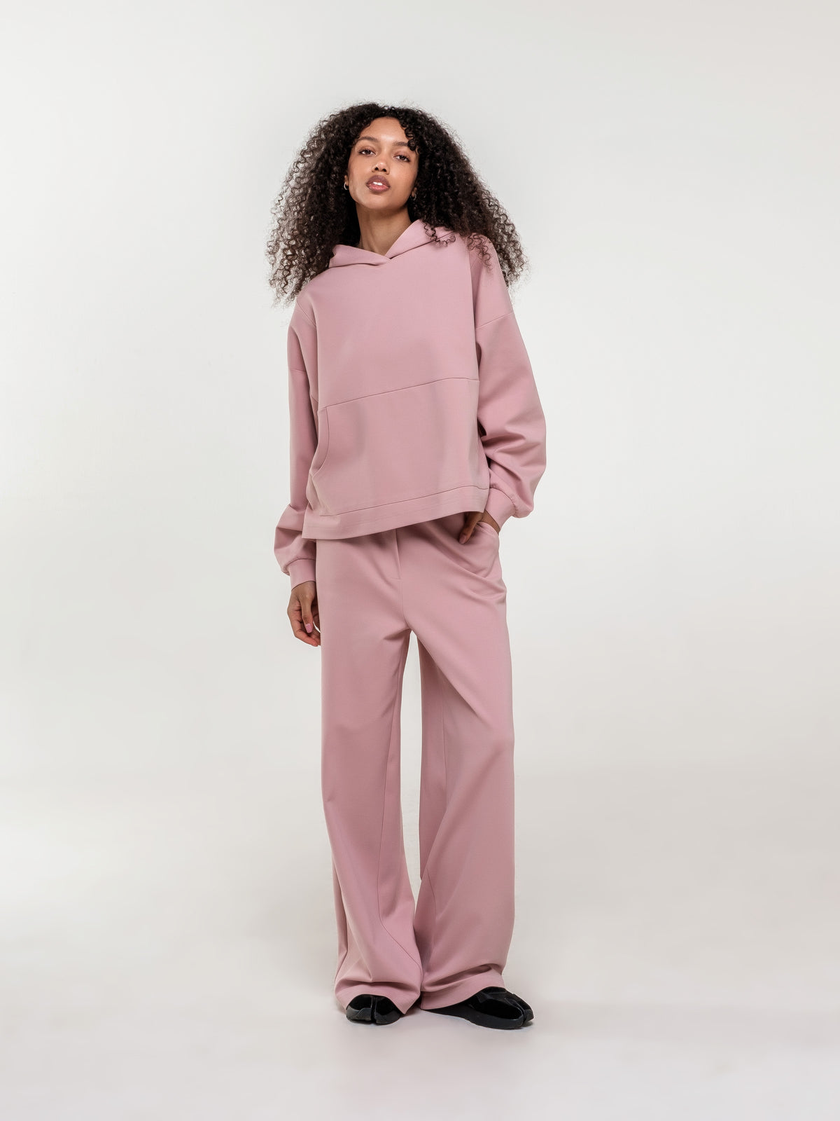 Powder pink hoodie with zipper on the shoulder line