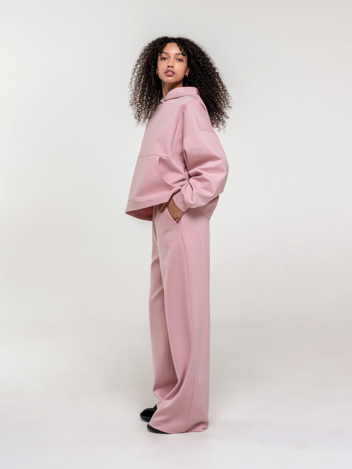 Powder pink hoodie with zipper on the shoulder line