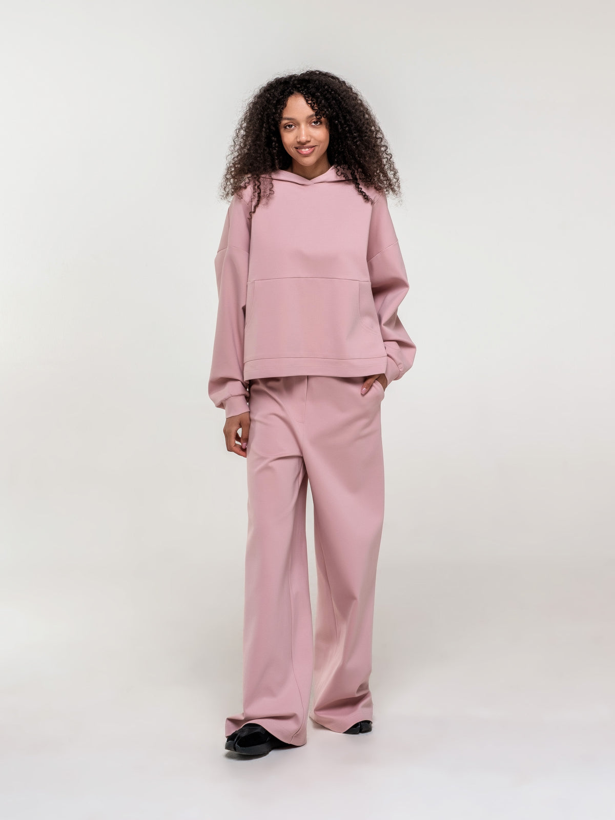 Powder pink hoodie with zipper on the shoulder line