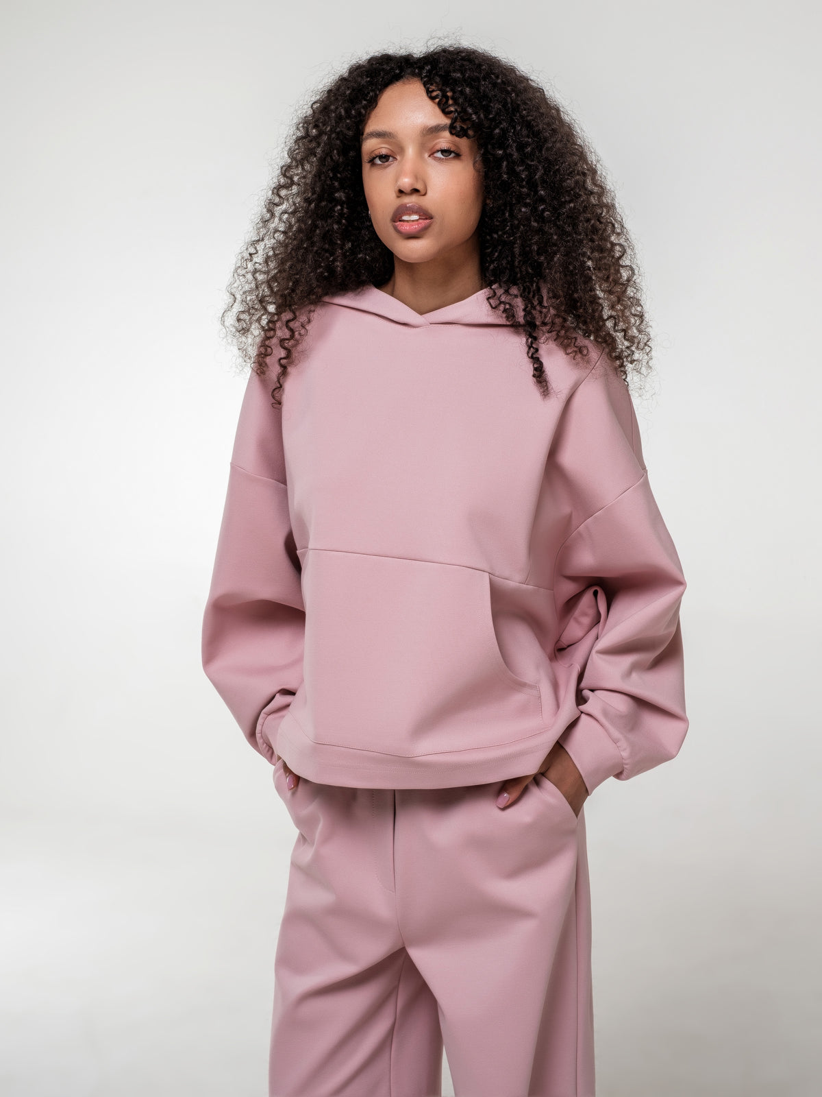 Powder pink hoodie with zipper on the shoulder line