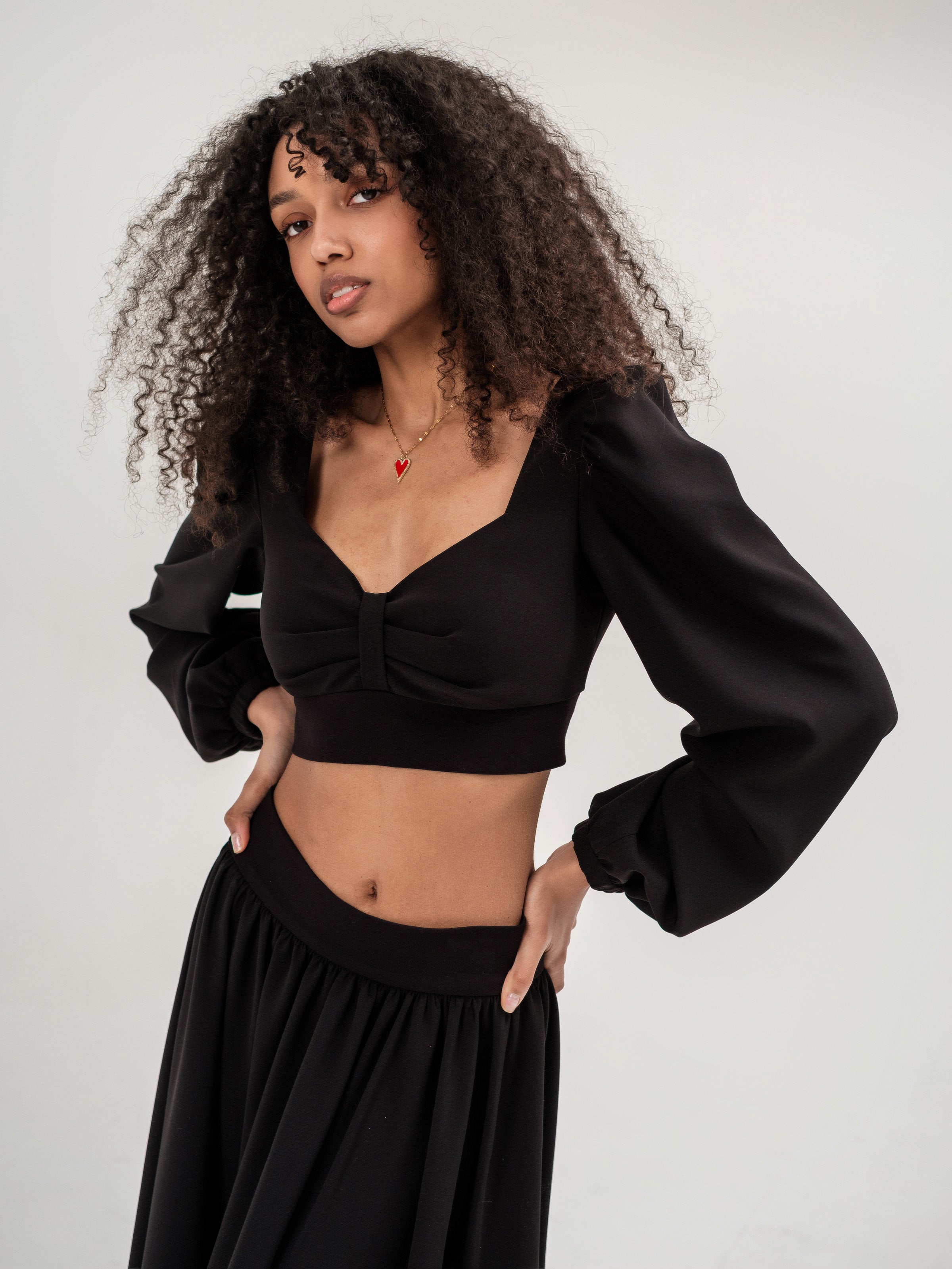 Set black top with long sleeves and skirt
