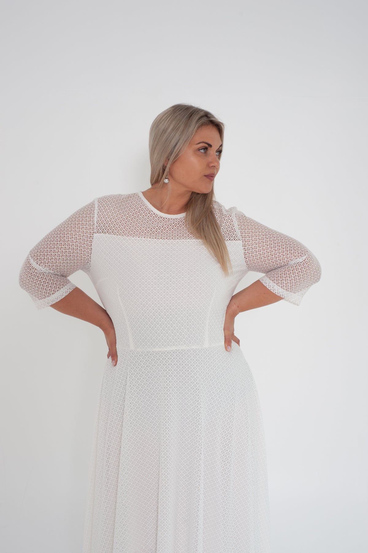 White lace dress with lining