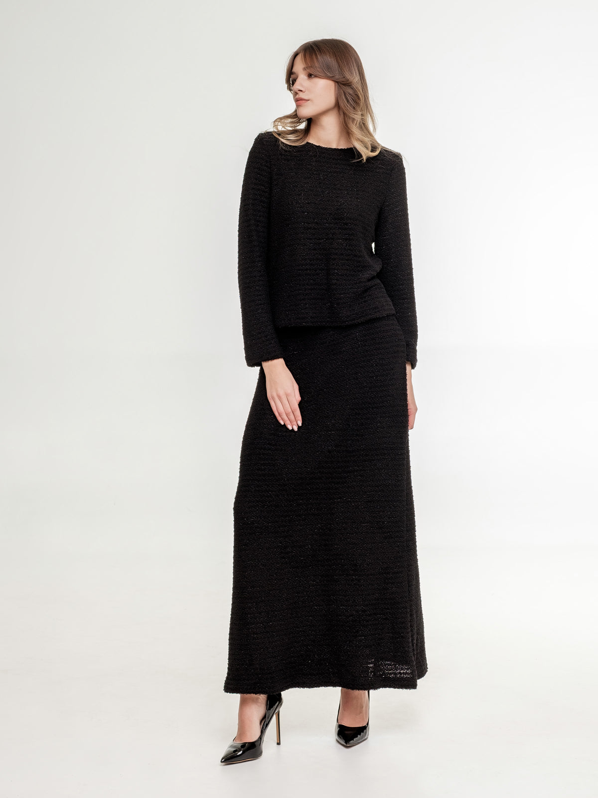 black_textured_top_with_long_sleeves and long skirt model