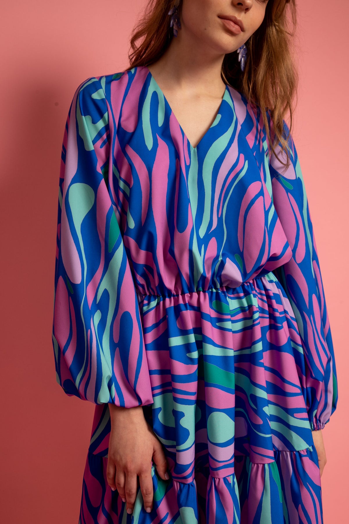 Vibrant short dress with long sleeves