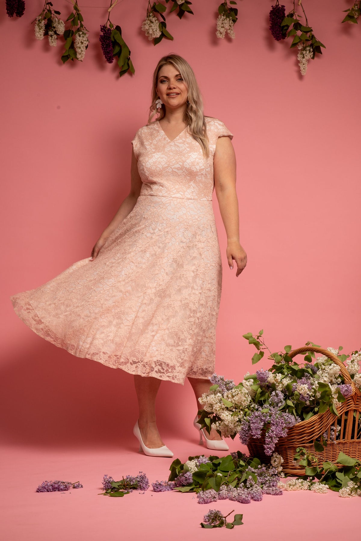 soft peach long lace dress for wedding guests with white underlining L size small mini sleeve V neck wide skirt
