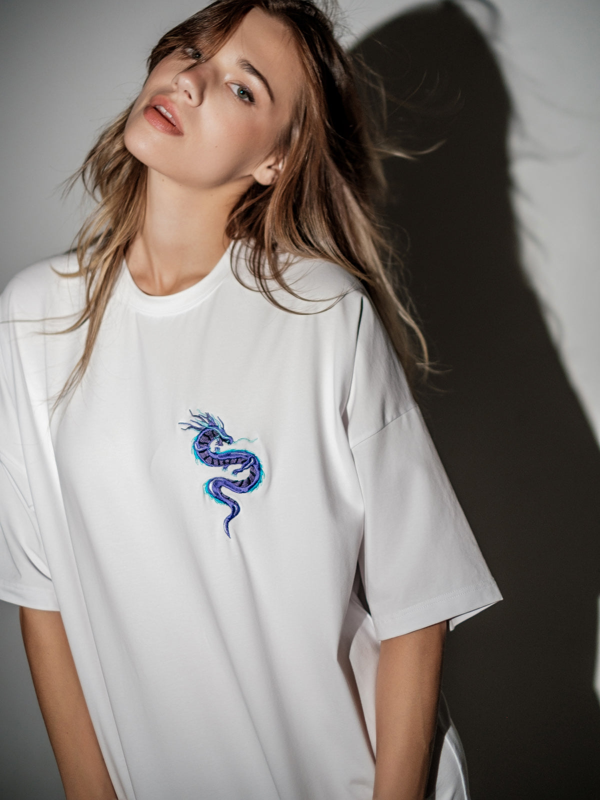 white T-shirt with dragon closeup wide fit