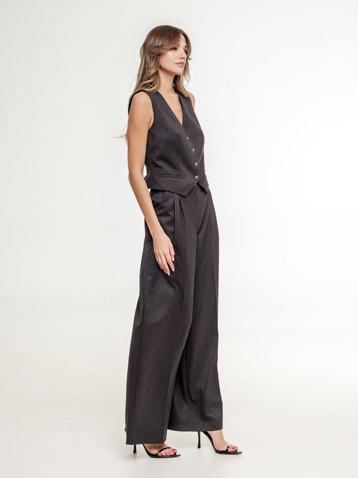 woman 2 piece set dark grey vest and wide trousers view from the side 